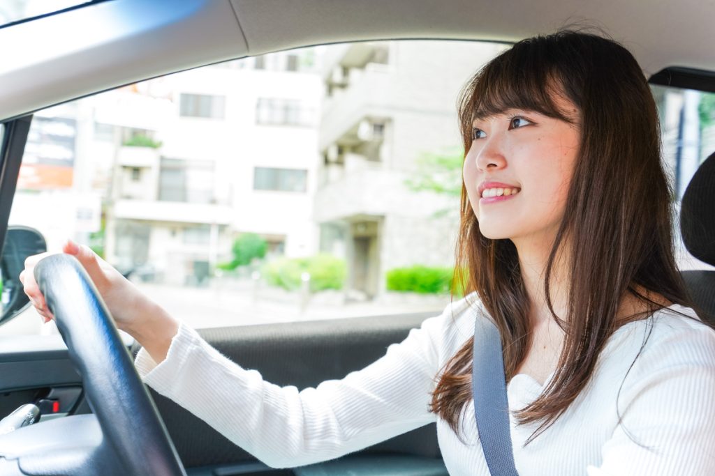 軽自動車を運転する女性