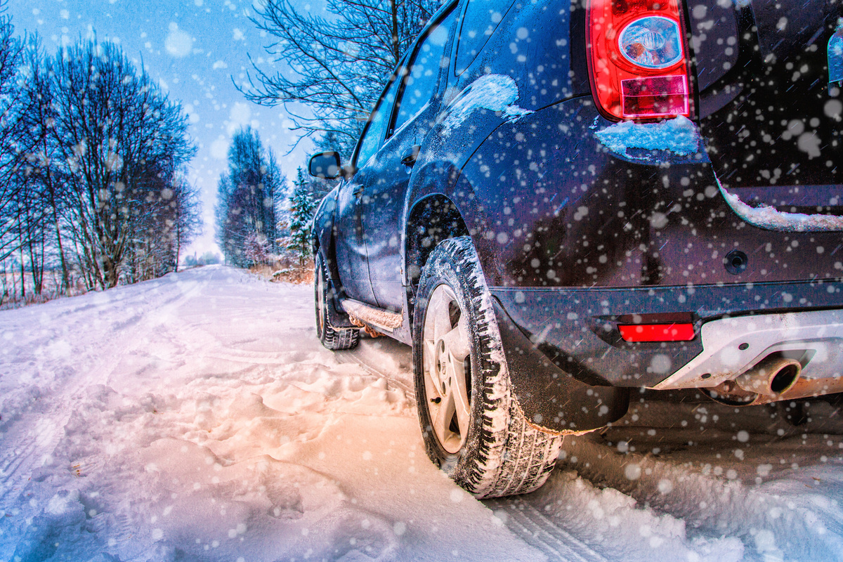 雪道を運転する様子